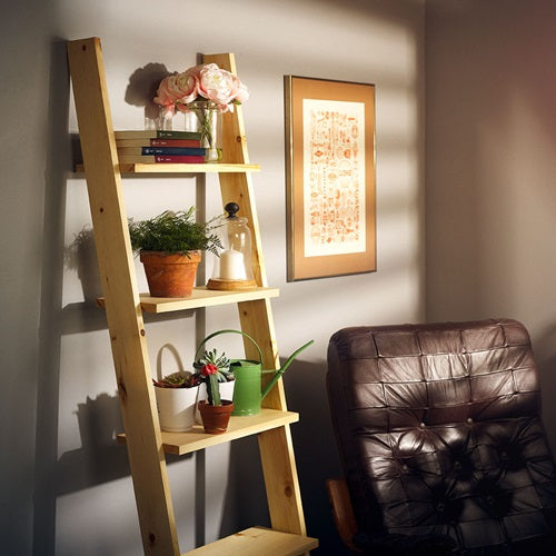 Crafting a Leaning Ladder-Style Display Shelf: A Stylish DIY Project