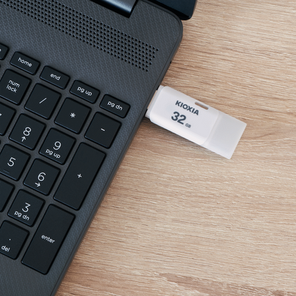 Kioxia TransMemory U202 32GB USB 2.0 Type-A Flash Drive (White) | LU202W032GG4