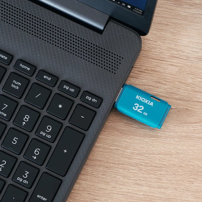 Kioxia TransMemory U202 32GB USB 2.0 Type-A Flash Drive (Aqua) | LU202L032GG4