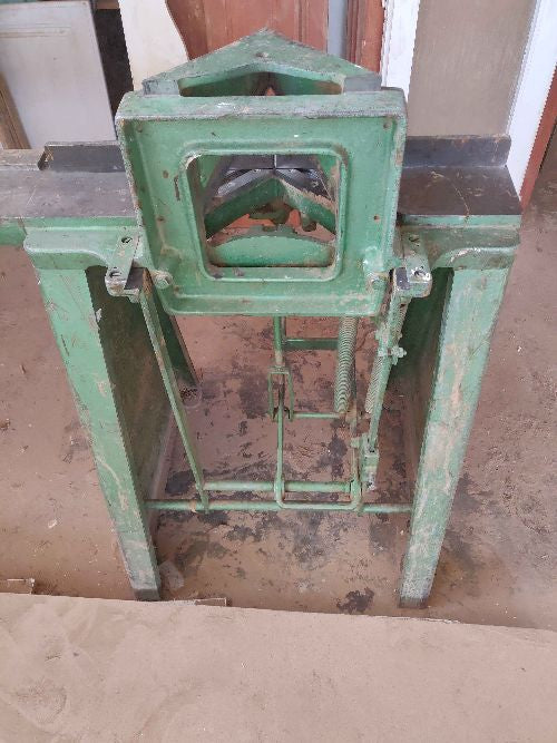 Mitre Guillotine 2